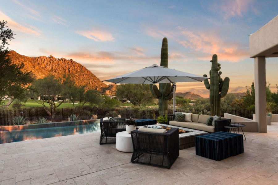 Luxurious outdoor in an Arizona golf home